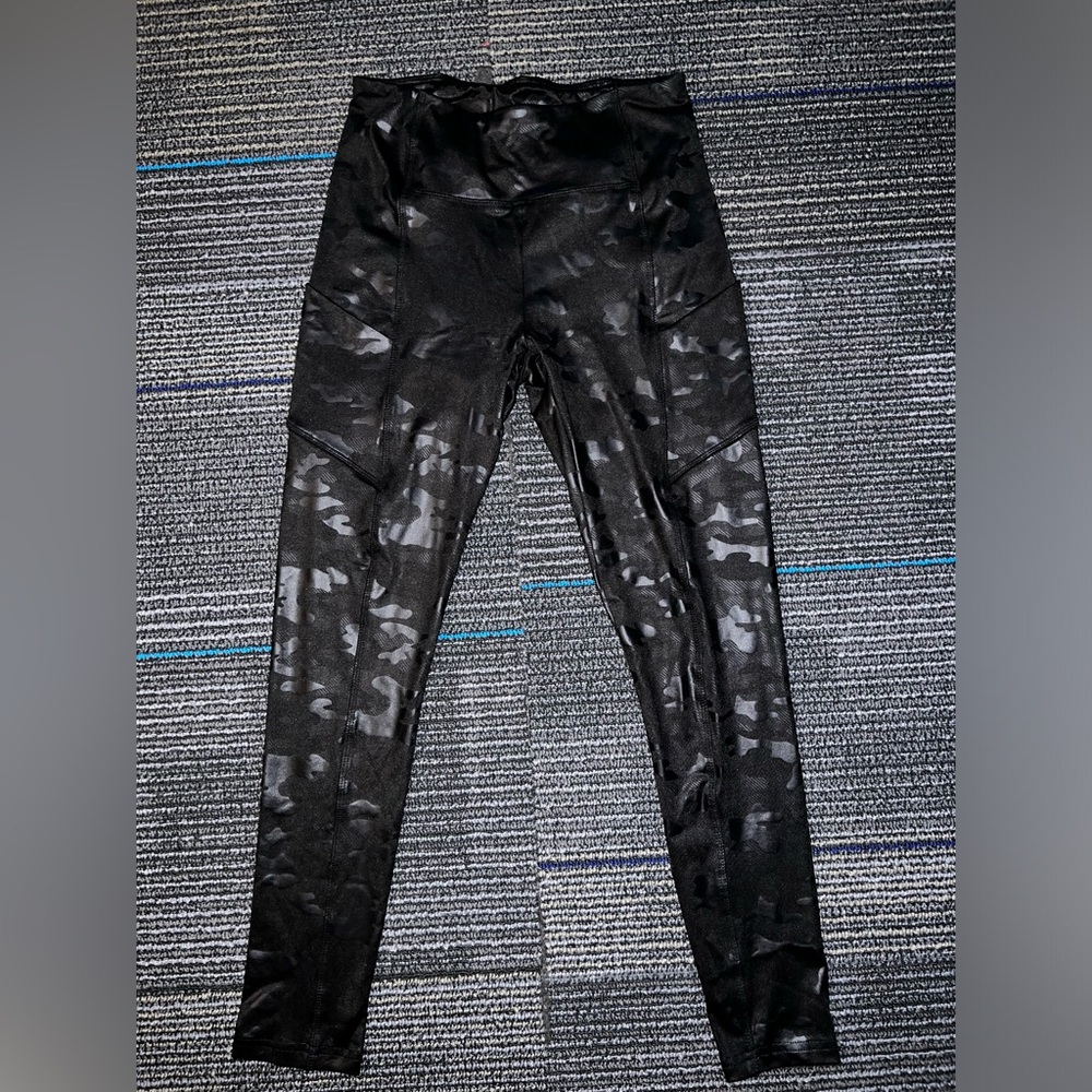 SHINESTAR camo leggings Women’s size small. Slanted side pockets. Leather feel